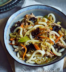 Udon-Nudeln mit Gemüse (炒乌龙面)