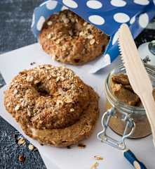 Müslibagel mit Mandelbutter