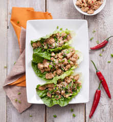 Łódeczki z sałaty z azjatyckim kurczakiem