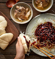 松茸鸡汤配荷叶夹饼及京酱肉丝