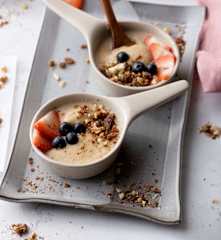 Porridge de semolina con frutos secos y fruta fresca
