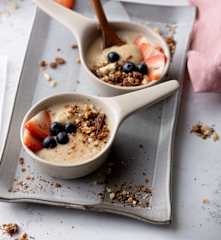 Porridge di semolino con noci e frutta fresca