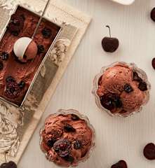 Gelato al cioccolato e ciliegie