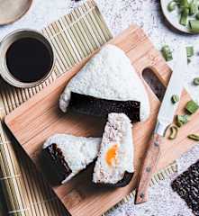 Onigiri au thon, œuf et fromage frais