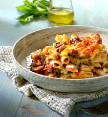 Maccheroncini al forno con melanzane e pomodorini