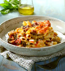 Backofen-Maccheroncini mit Auberginen und Cherry-Tomaten