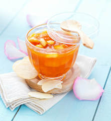 Confiture abricot-amande à la rose