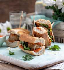 Sandwich z orientalnymi pulpecikami z indyka