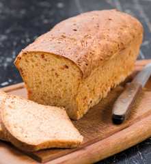 Chleb z serem i salami