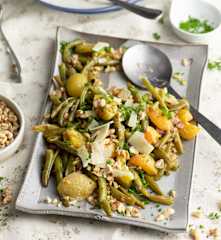 Salada de bacon e feijão-verde com frutos secos e parmesão