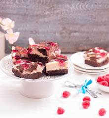 Sernikobrownie z malinami