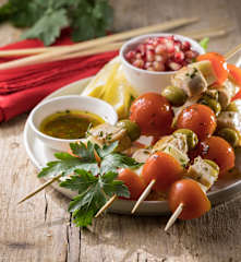 Spiedini di pollo e formaggio alla vinaigrette di melograno