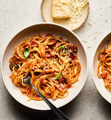 Esparguete com tomate e cogumelos