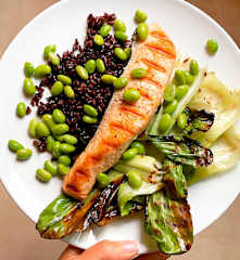 Salmão ao vapor com arroz negro da Sena