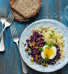 Chou rouge aux noix, couscous et œuf mollet