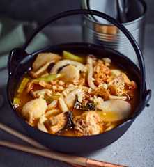 Nudeleintopf mit Klebreiskuchen und Fischbällchen (部队锅)