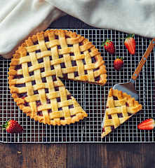 Torta allo yogurt leggera con confettura alle fragole