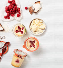 Kokoskuchen mit Himbeeren im Glas