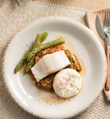 Bacalao al vapor con verduras y huevos poché