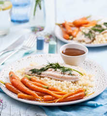 Pstrągi na parze z kaszą bulgur, młodą marchewką i sosem balsamicznym