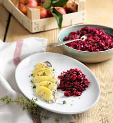 Felchenfilets mit Apfelkren und Rote-Rüben-Salat