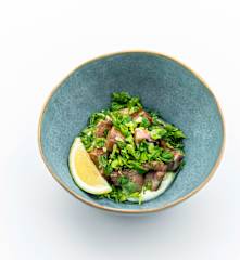 Karkówka jagnięca (sous-vide) z sosem tahini i olejem miętowym (z osłoną noża miksującego)