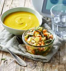 Soupe froide de légumes et salade