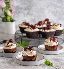 Mini serniczki Czarny Las (bez pieczenia)