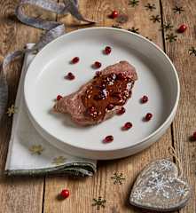 Manzo Sottovuoto con salsa al cioccolato e melagrana