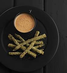 Espargos panados com maionese de pimentos e queijo