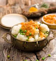 Bramborové curry s květákem