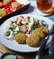 Quinoa-Köfte mit Salat