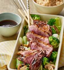 Anatra all'orientale con funghi, verdure e riso