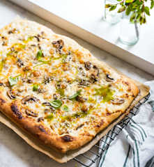 Pizza crème aux champignons, mozzarella et huile de basilic