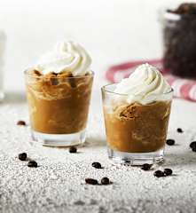 Sorbetto al caffè con panna montata