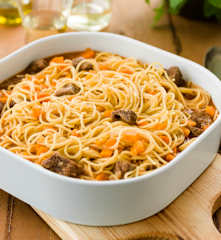 Massa guisada com carne