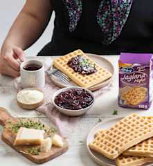 Gofry jaglane z konfiturą z żurawiny i kozim serem