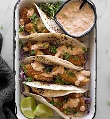 Tacos de pescado crocante con salsa escarola