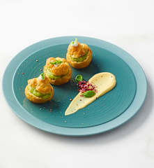 Bignè con crema di verdure e coulis di peperoni
