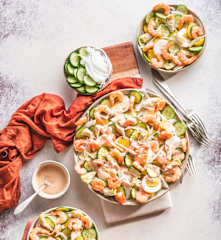 Ensalada de patata con langostinos y salsa cóctel