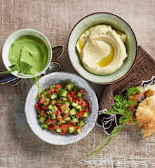 Hummus, grüne Tahina und israelischer Salat