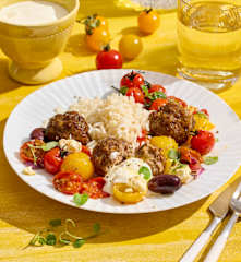 Gyros-Hackbällchen mit bunten Cherry-Tomaten und Reis