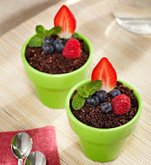 Macetitas de queso y chocolate con frutos rojos para dos