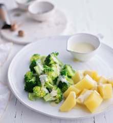 Brokuły i ziemniaki z sosem z sera pleśniowego