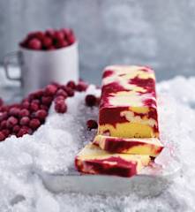 Gelado de manga e baunilha com cereja