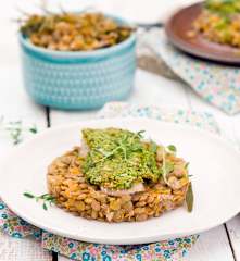 Treska s petrželkovou krustou na zelené čočce