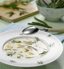 Fazolková polévka s koprem a vejcem