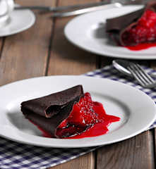 Crêpes de chocolate con compota de frambuesas y manzana