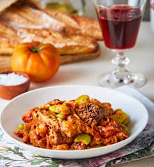 Habas con costillas y embutidos de cerdo