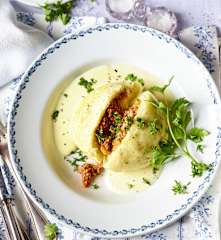 Hefe-Hackfleisch-Knödel mit Käsesauce